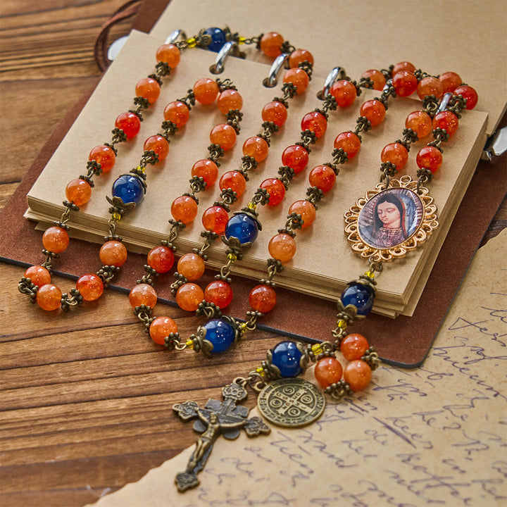 Christianartworkshop Handgefertigter Rosenkranz mit Medaille aus orangefarbenem Chalcedon „Unsere Liebe Frau, St. Benedikt“ - image 1