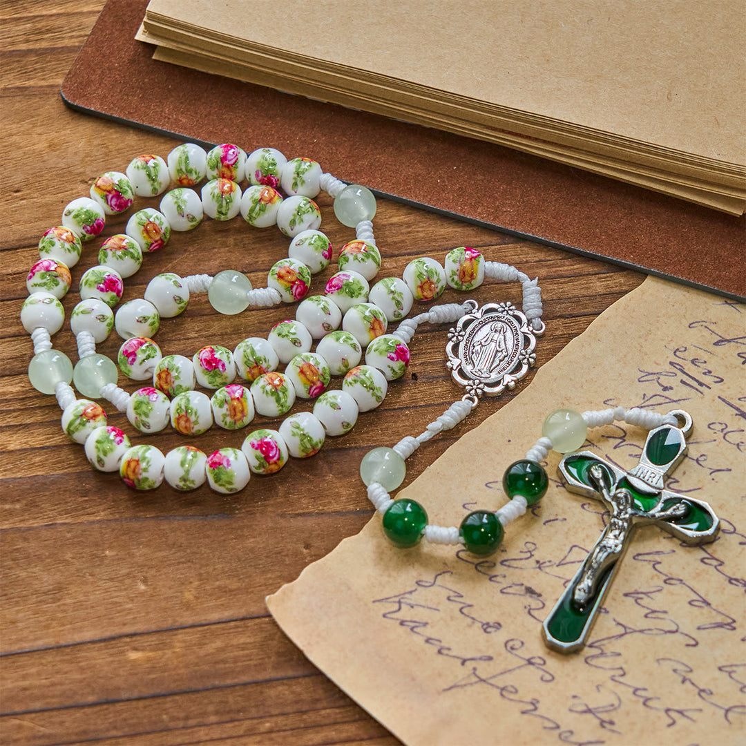 Christianartworkshop „Jesus ist das Geschenk“: Handgefertigter Rosenkranz mit Blumen und Rosenperlen und Geschenkkarte - image 5
