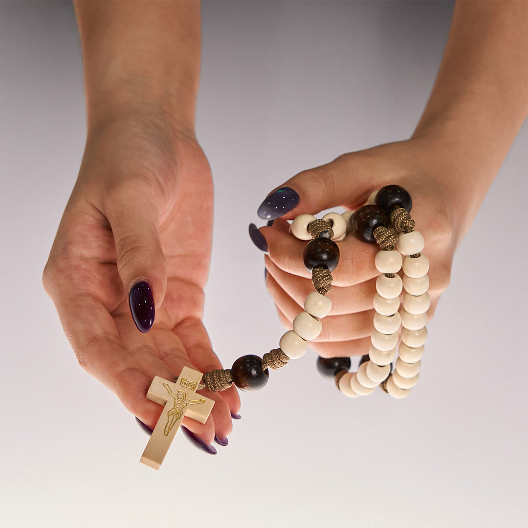 Christianartworkshop Rosenkranz aus mattweißen Perlen im minimalistischen Stil mit INRI-Kruzifix: Tragen Sie spirituelle Schönheit
