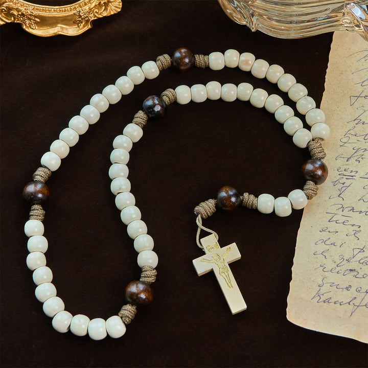 Christianartworkshop Rosenkranz aus mattweißen Perlen im minimalistischen Stil mit INRI-Kruzifix: Tragen Sie spirituelle Schönheit