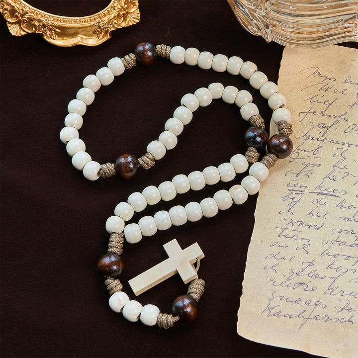 Christianartworkshop Rosenkranz aus mattweißen Perlen im minimalistischen Stil mit INRI-Kruzifix: Tragen Sie spirituelle Schönheit