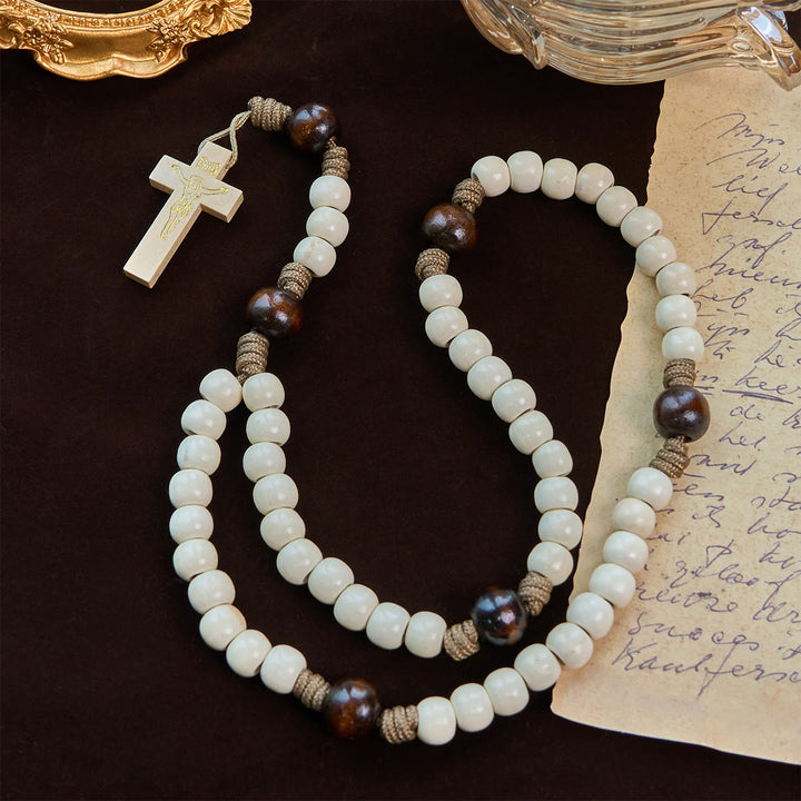 Christianartworkshop Rosenkranz aus mattweißen Perlen im minimalistischen Stil mit INRI-Kruzifix: Tragen Sie spirituelle Schönheit