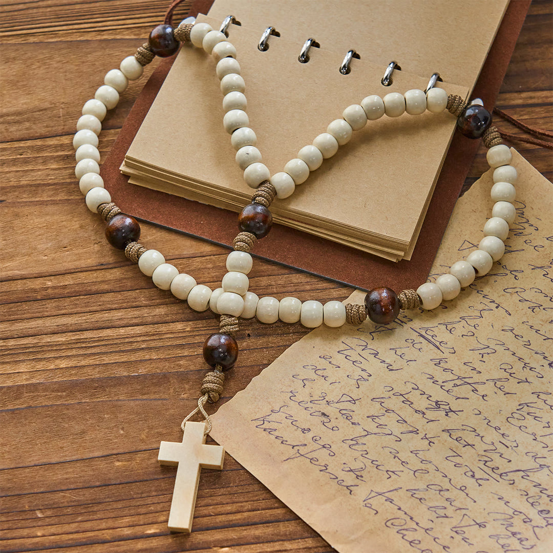 Christianartworkshop Rosenkranz aus mattweißen Perlen im minimalistischen Stil mit INRI-Kruzifix: Tragen Sie spirituelle Schönheit