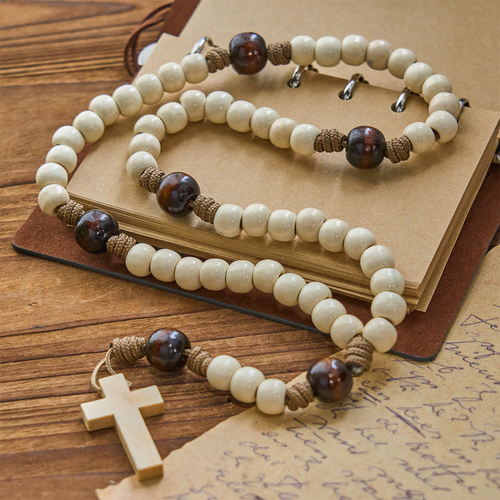 Christianartworkshop Rosenkranz aus mattweißen Perlen im minimalistischen Stil mit INRI-Kruzifix: Tragen Sie spirituelle Schönheit