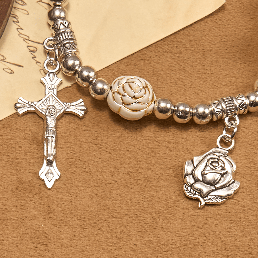 Christianartworkshop Künstlerisch geformtes Rosenkranzarmband mit 10 mm weißen Rosenperlen und Kruzifix