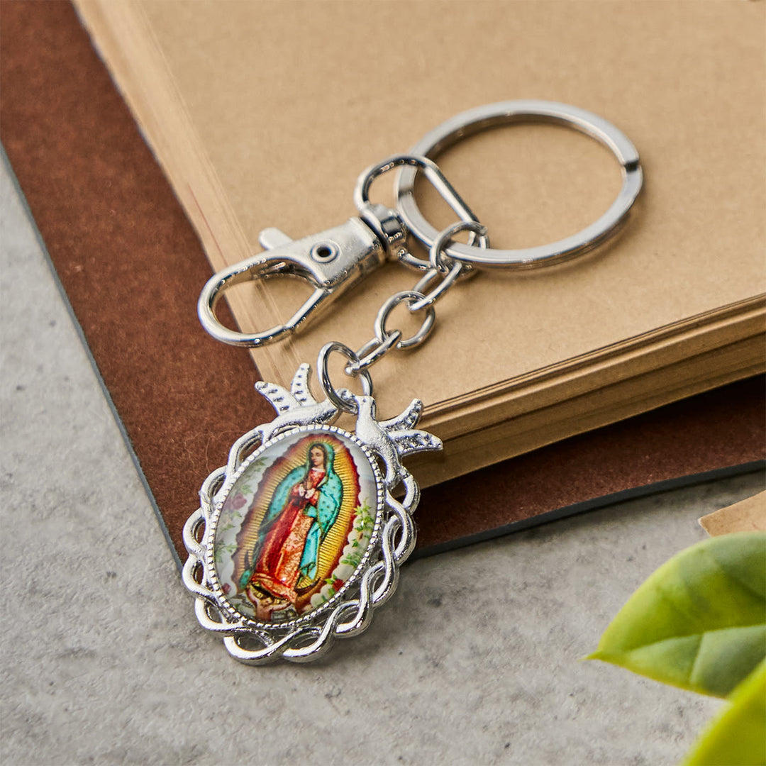 Christianartworkshop Schlüsselanhänger mit Medaille Unserer Lieben Frau mit Tauben- und Blütenmuster: Ideal als Geschenk zur Taufe - Taube - image 0