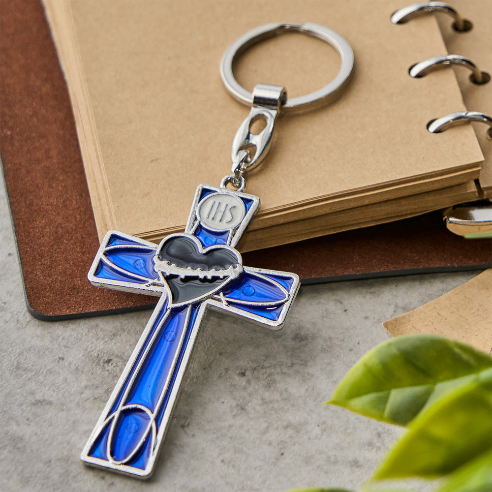 Christianartworkshop Schlüsselanhänger mit Heiligem Herzen und Pax-Kreuz, Emaille, dreifarbig: Zeitloses spirituelles Design - Blaues Kreuz - image 1