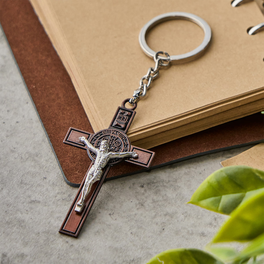 Christianartworkshop Zweifarbiger Schlüsselanhänger mit St. Benedikt und INRI-Kruzifix: Antike religiöse Token - image 2