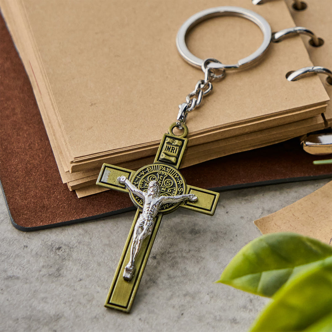 Christianartworkshop Zweifarbiger Schlüsselanhänger mit St. Benedikt und INRI-Kruzifix: Antike religiöse Token - image 3