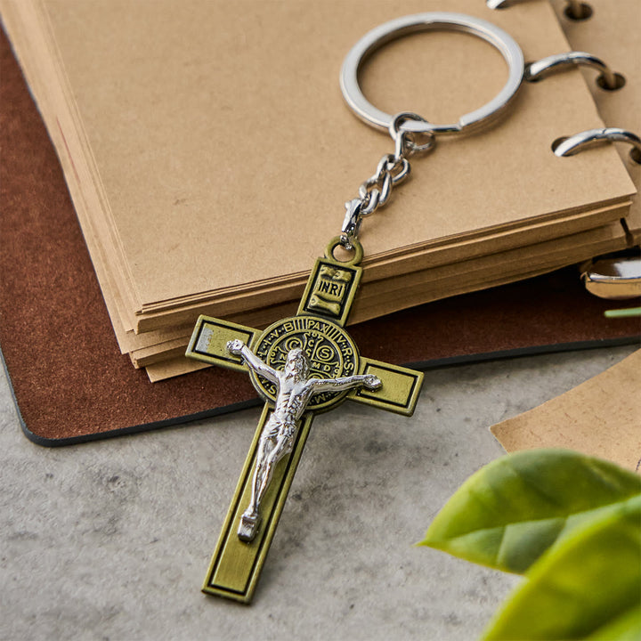 Christianartworkshop Zweifarbiger Schlüsselanhänger mit St. Benedikt und INRI-Kruzifix: Antike religiöse Token - image 3