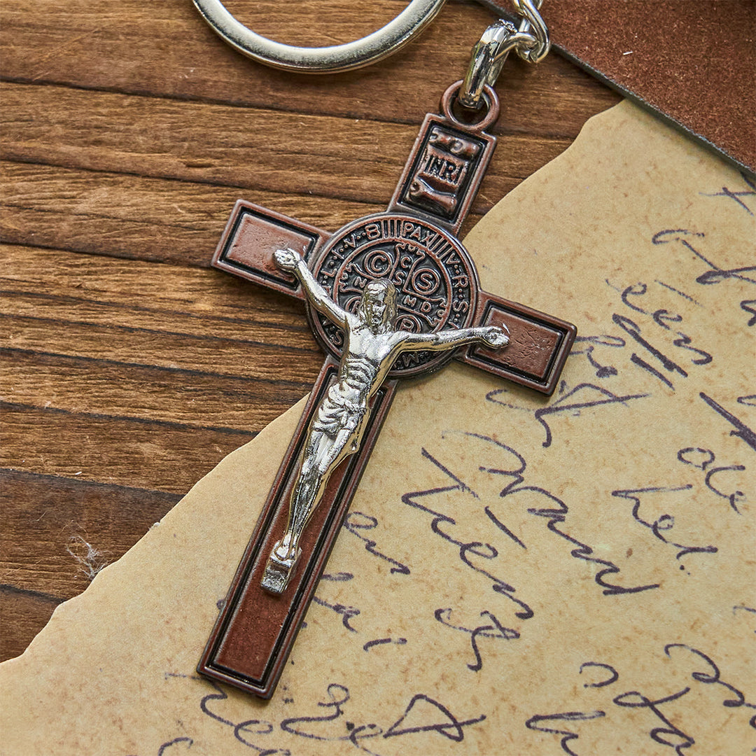 Christianartworkshop Zweifarbiger Schlüsselanhänger mit St. Benedikt und INRI-Kruzifix: Antike religiöse Token - Antikes Kupfer - image 1