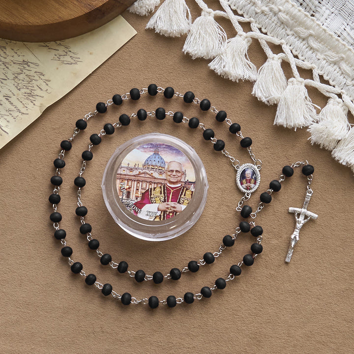 Christianartworkshop Rosenkranz aus roten Holzperlen zum Gedenken an Papst Leo XIV.: Ein spiritueller Schatz - Schwarz - image 16