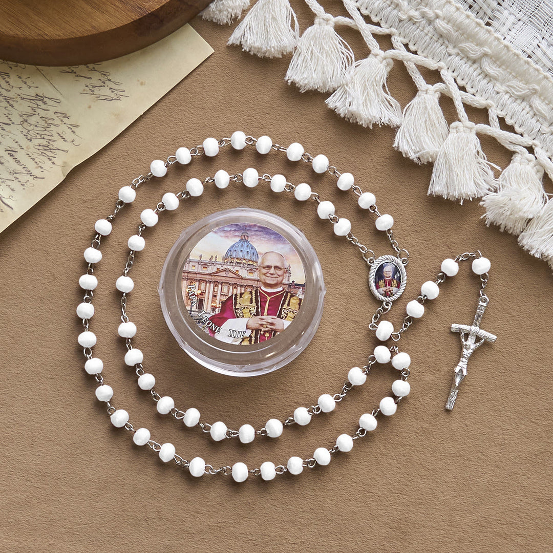 Christianartworkshop Rosenkranz aus roten Holzperlen zum Gedenken an Papst Leo XIV.: Ein spiritueller Schatz - Weiß - image 13
