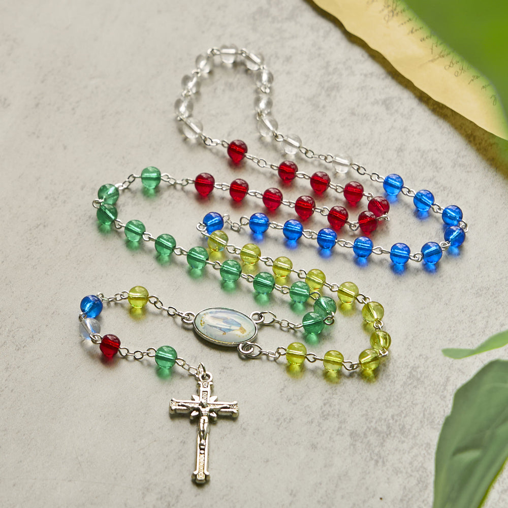 Christianartworkshop GEBETSVOLLER GLAUBE: 6 mm transparenter, mehrfarbiger Regenbogen-Perlen-Rosenkranz mit Geschenkkarte - image 2