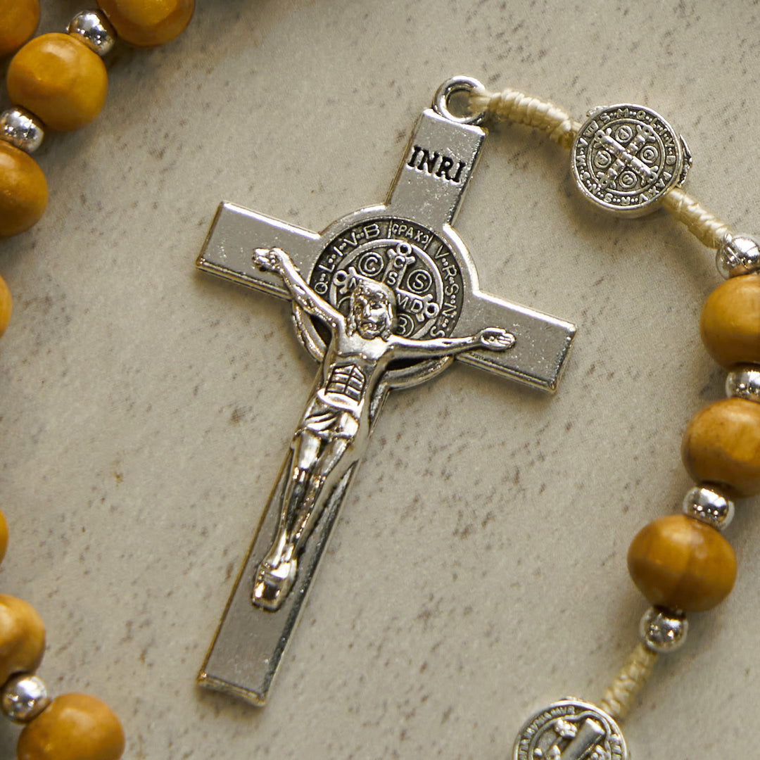Christianartworkshop Rosenkranz mit Anhänger St. Benedikt und INRI-Kruzifix aus 8 mm braunen Holzperlen aus Hanfkordel