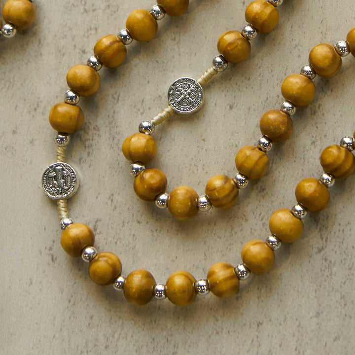 Christianartworkshop Rosenkranz mit Anhänger St. Benedikt und INRI-Kruzifix aus 8 mm braunen Holzperlen aus Hanfkordel