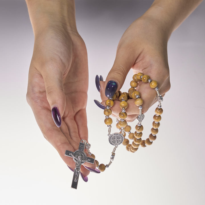 Christianartworkshop Rosenkranz mit Anhänger St. Benedikt und INRI-Kruzifix aus 8 mm braunen Holzperlen aus Hanfkordel