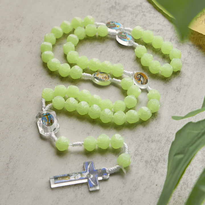 Christianartworkshop GEBETSVOLLER GLAUBE: Im Dunkeln leuchtender Rosenkranz aus grünen Perlen mit Geschenkkarte - image 4