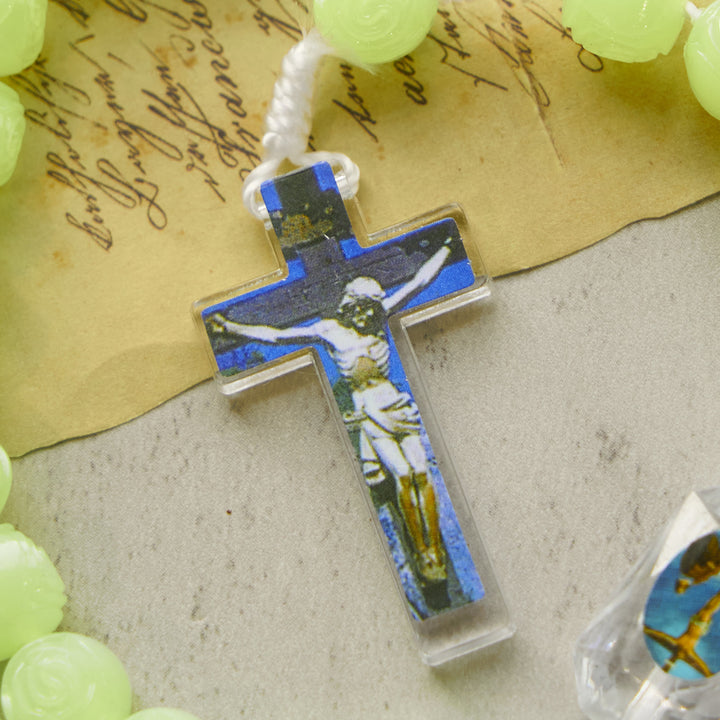 Christianartworkshop Rosenkranz mit im Dunkeln leuchtenden grünen Perlen und leuchtendem Anhänger der Heiligen Jungfrau und Kruzifix