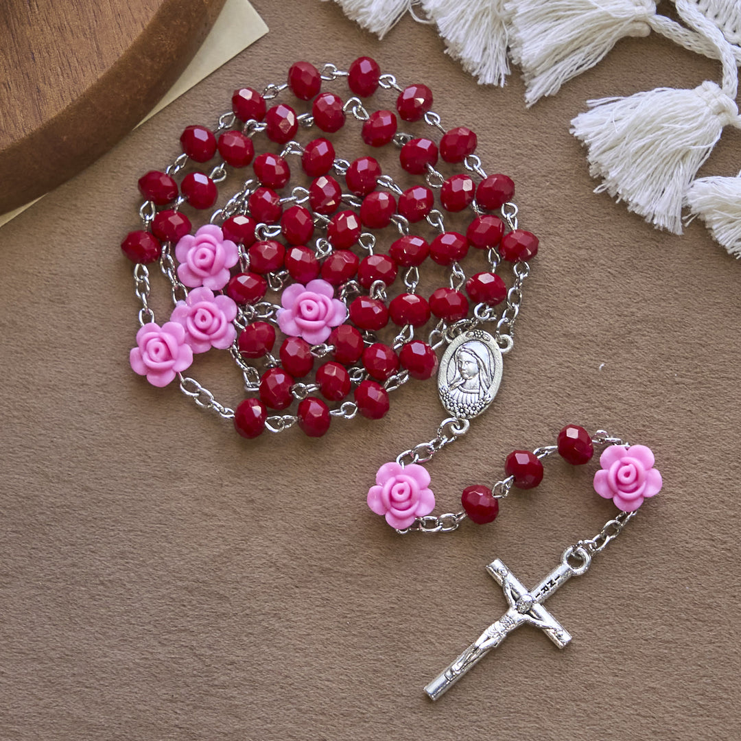 Christianartworkshop Blumen-Rosenperlen und 8 mm mehrfarbiger polyedrischer Rosenkranz mit Jungfrau-Maria-Anhänger und Kruzifix