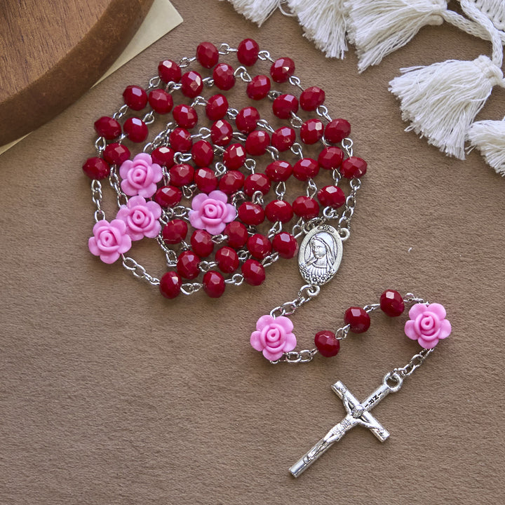 Christianartworkshop Blumen-Rosenperlen und 8 mm mehrfarbiger polyedrischer Rosenkranz mit Jungfrau-Maria-Anhänger und Kruzifix