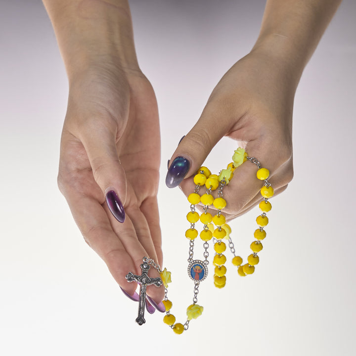 Christianartworkshop Blumen-Rosenperlen und 8 mm mehrfarbiger polyedrischer Rosenkranz mit Jungfrau-Maria-Anhänger und Kruzifix