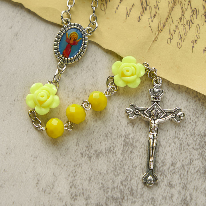 Christianartworkshop Blumen-Rosenperlen und 8 mm mehrfarbiger polyedrischer Rosenkranz mit Jungfrau-Maria-Anhänger und Kruzifix