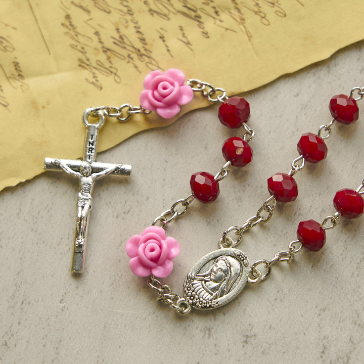 Christianartworkshop Blumen-Rosenperlen und 8 mm mehrfarbiger polyedrischer Rosenkranz mit Jungfrau-Maria-Anhänger und Kruzifix