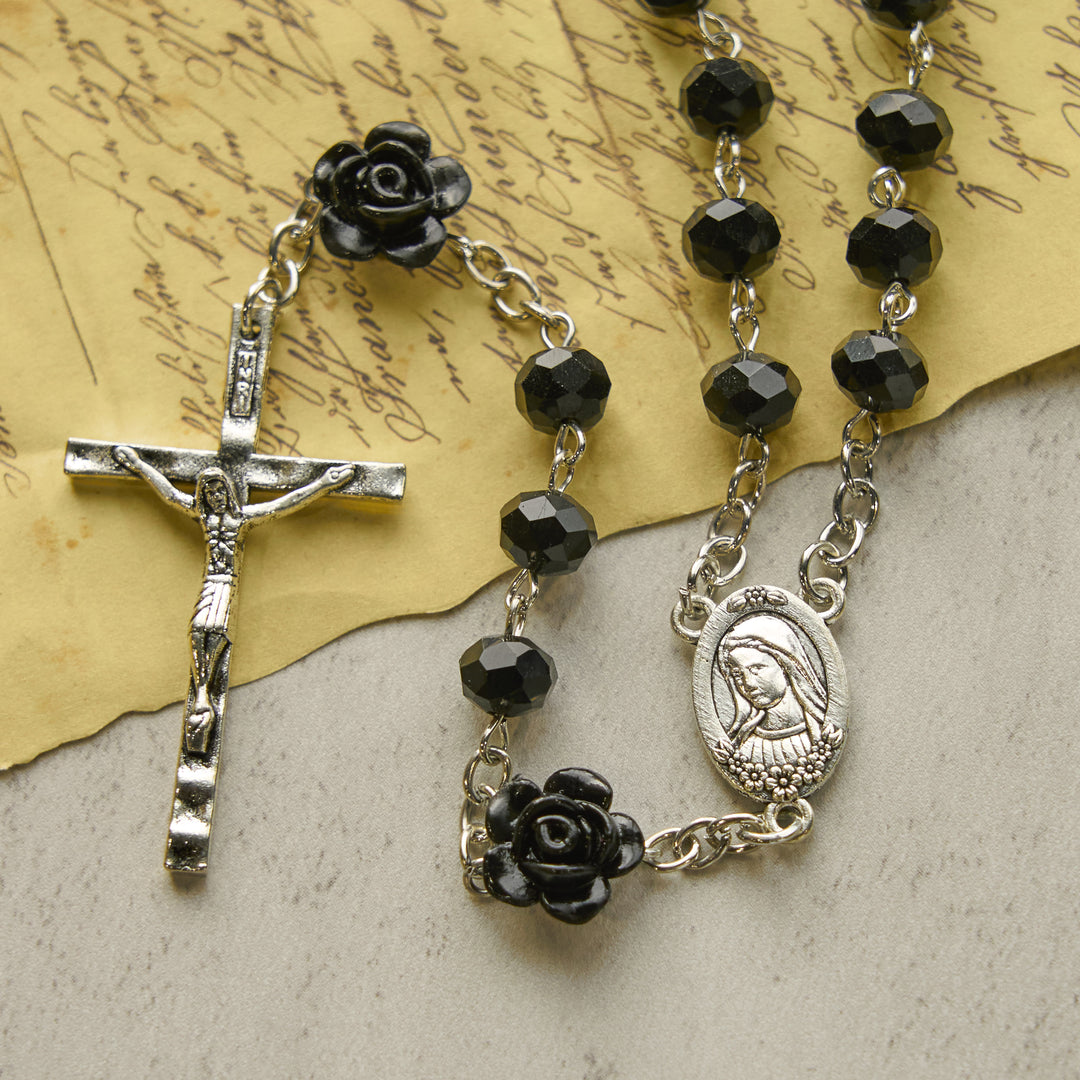 Christianartworkshop Blumen-Rosenperlen und 8 mm mehrfarbiger polyedrischer Rosenkranz mit Jungfrau-Maria-Anhänger und Kruzifix