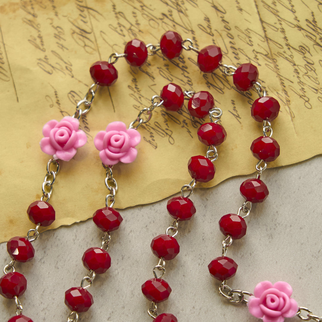 Christianartworkshop Blumen-Rosenperlen und 8 mm mehrfarbiger polyedrischer Rosenkranz mit Jungfrau-Maria-Anhänger und Kruzifix