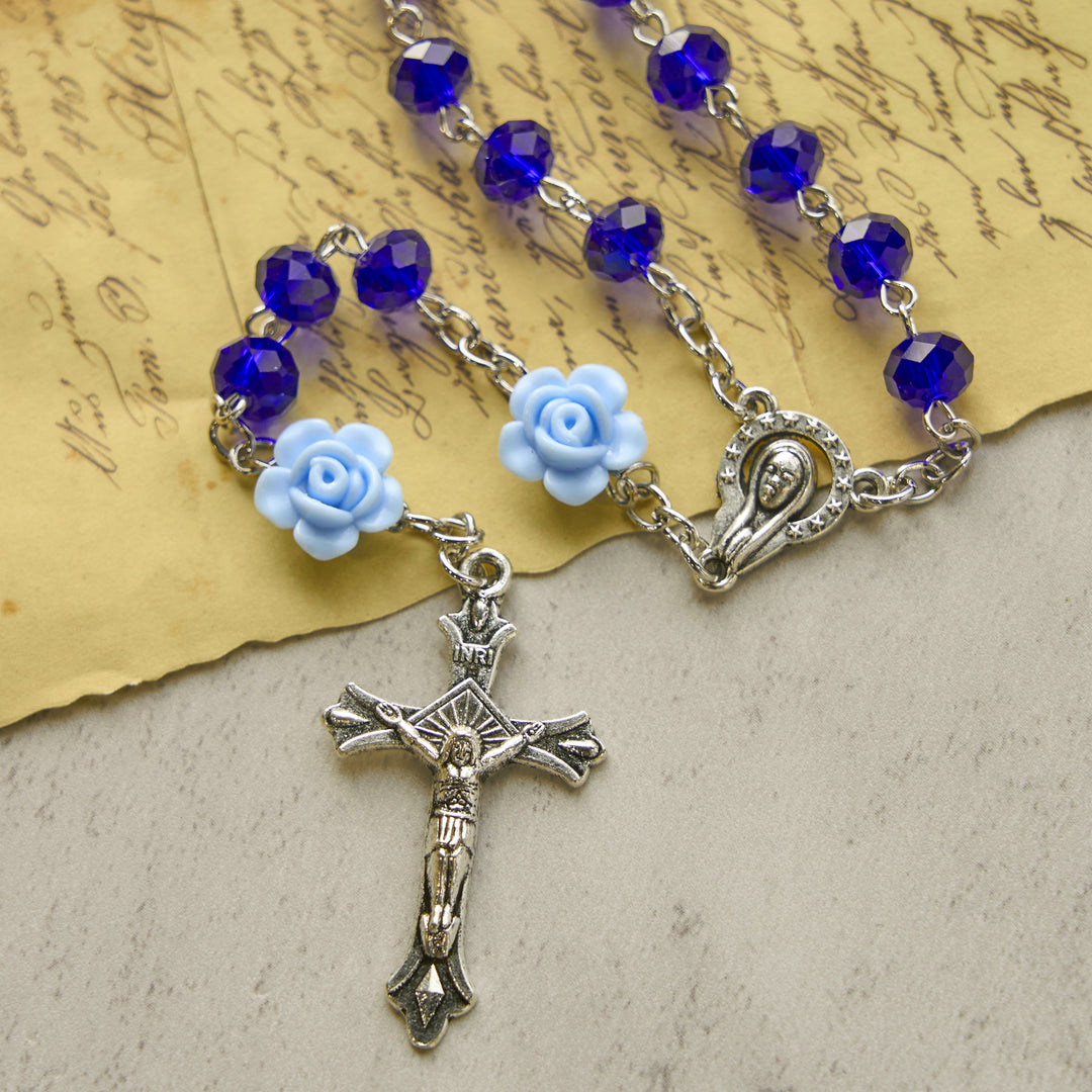 Christianartworkshop Blumen-Rosenperlen und 8 mm mehrfarbiger polyedrischer Rosenkranz mit Jungfrau-Maria-Anhänger und Kruzifix