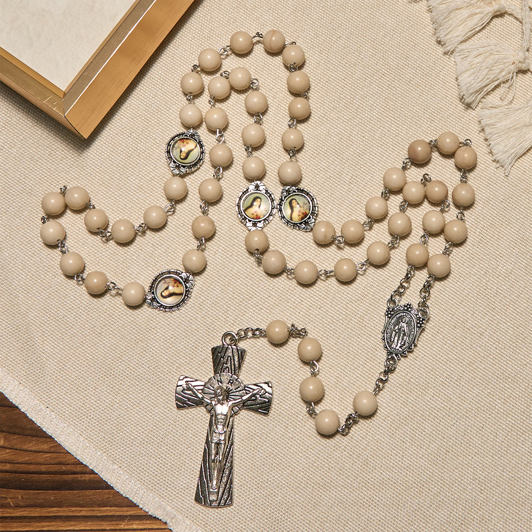 Christianartworkshop Minimalistischer Rosenkranz mit St. Therese und Wundertätiger Medaille aus poliertem weißem Stein mit Kruzifix