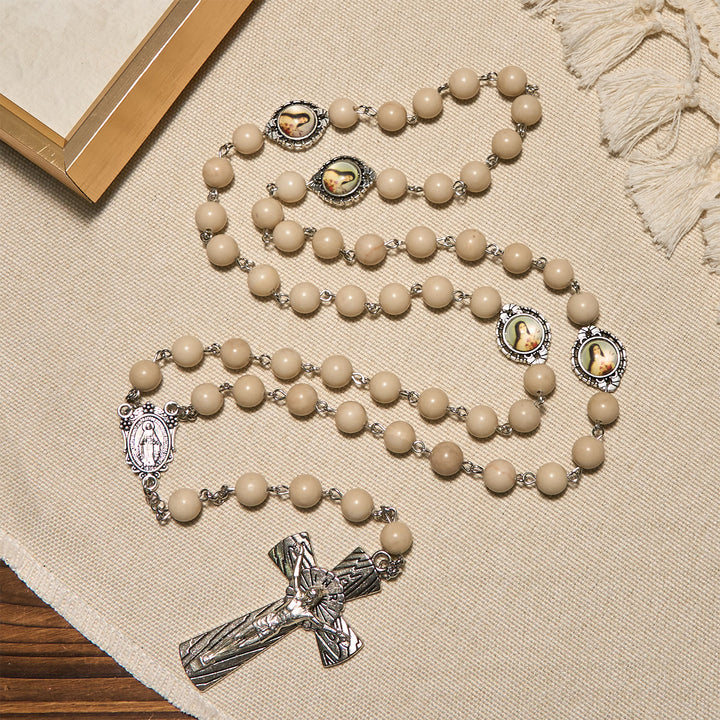 Christianartworkshop Minimalistischer Rosenkranz mit St. Therese und Wundertätiger Medaille aus poliertem weißem Stein mit Kruzifix