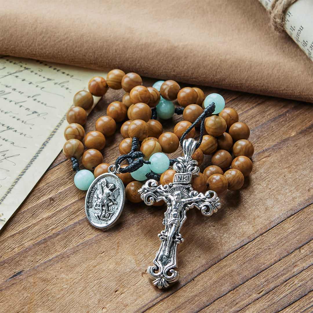 Christianartworkshop Minimalistischer Rosenkranz aus mint- und braunen Perlen mit St.-Michael-Medaille und INRI-Kreuz