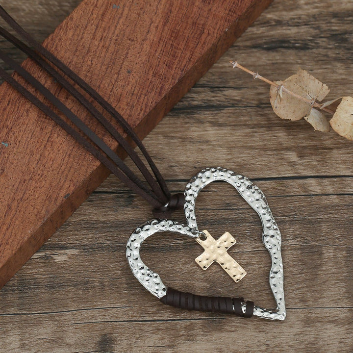 Christianartworkshop Halskette im Bohemian-Stil mit strukturiertem Herzrahmen, Kreuzanhänger und Lederband