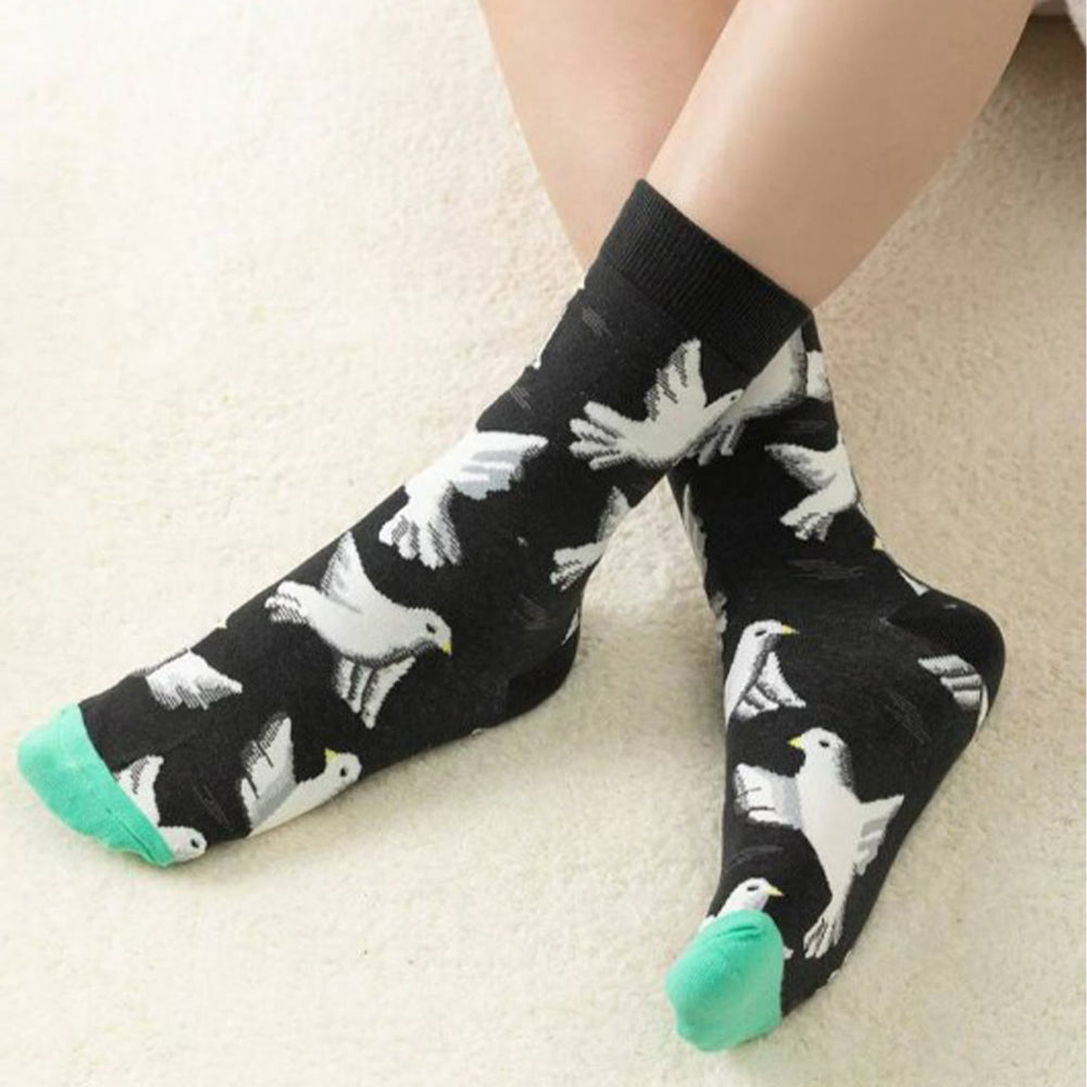 Christianartworkshop Schwarze Crew-Unisex-Socken mit weißen Tauben des Heiligen Geistes: Lass den Frieden mit jedem Schritt aufsteigen - image 2
