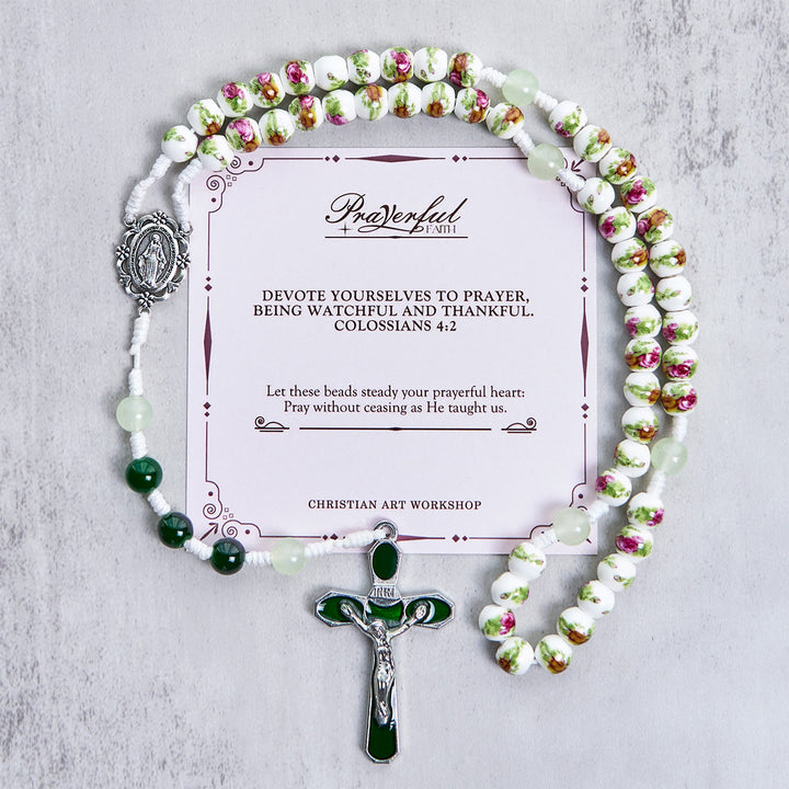 Christianartworkshop „Jesus ist das Geschenk“: Handgefertigter Rosenkranz mit Blumen und Rosenperlen und Geschenkkarte - GEBETSVOLLER GLAUBE - image 3