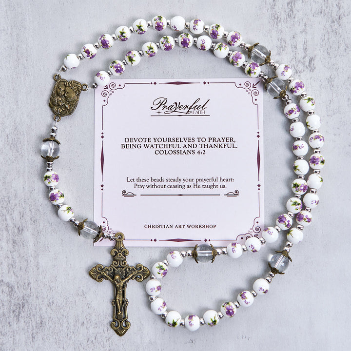 Christianartworkshop „Jesus ist das Geschenk“: Handgemachter Rosenkranz im Violett-Stil mit Geschenkkarte - GEBETSVOLLER GLAUBE - image 3