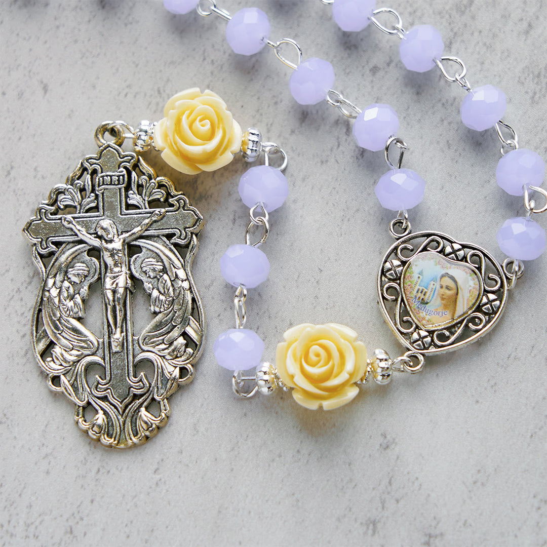 Christianartworkshop Eleganter Rosenkranz mit Rosenperlen in Herzform, Barmherzigkeit Gottes und Kruzifix mit anbetenden Engeln - image 3