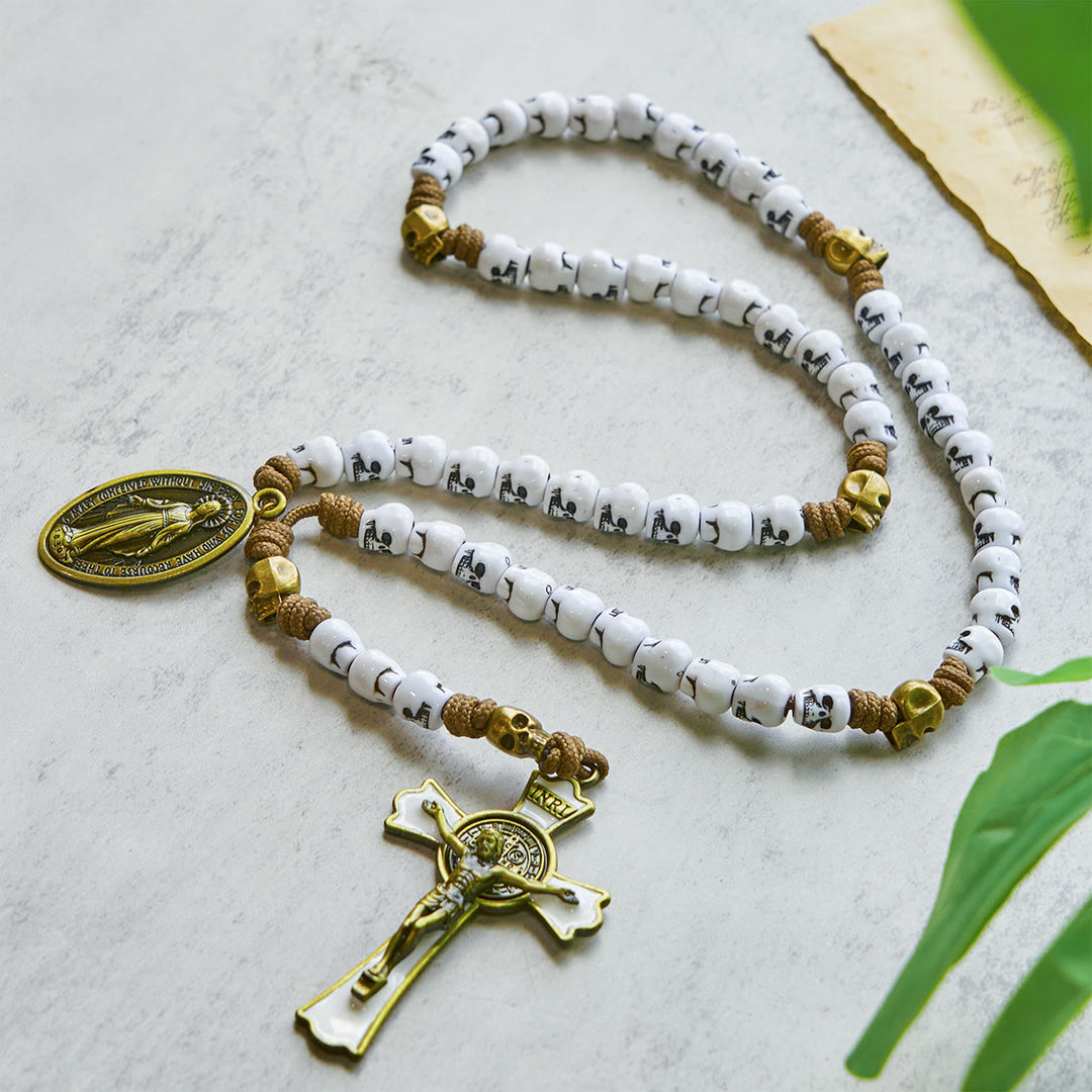Christianartworkshop Rebel Style Weiße Totenkopfperlen mit Wundertätiger Medaille und INRI-Kruzifix-Rosenkranz