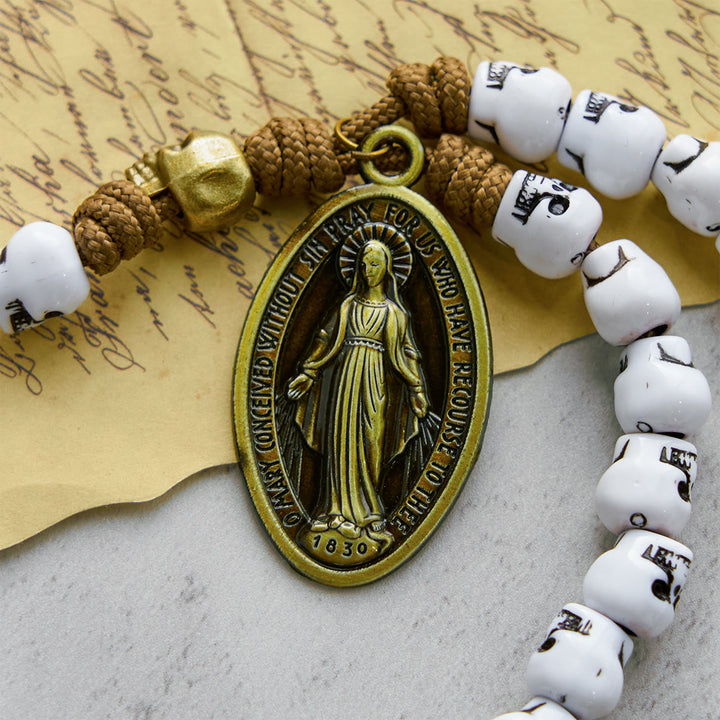 Christianartworkshop Rebel Style Weiße Totenkopfperlen mit Wundertätiger Medaille und INRI-Kruzifix-Rosenkranz