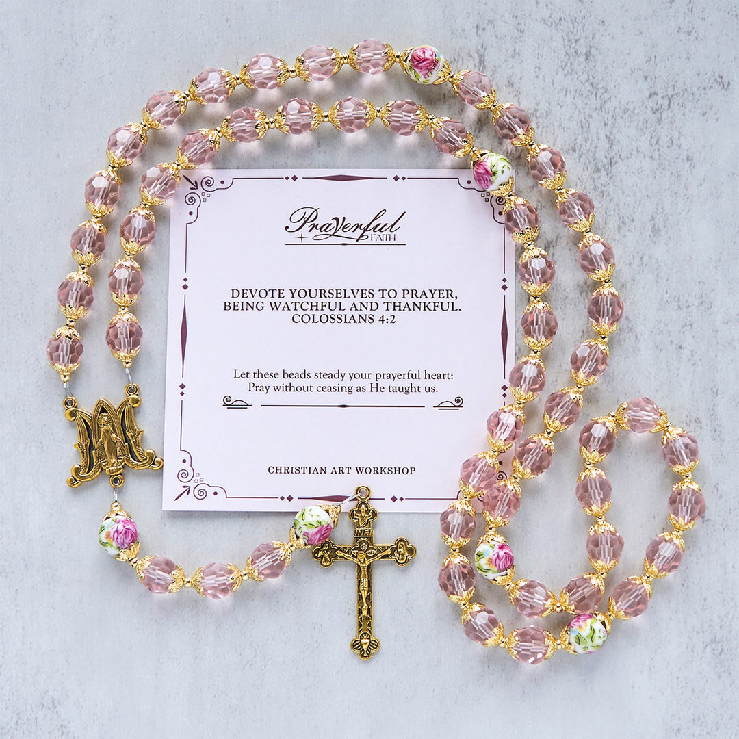 Christianartworkshop „Jesus ist das Geschenk“: Kruzifix aus rosa Kristallperlen und Rosenkranz der Jungfrau Maria mit Geschenkkarte - GEBETSVOLLER GLAUBE - image 3