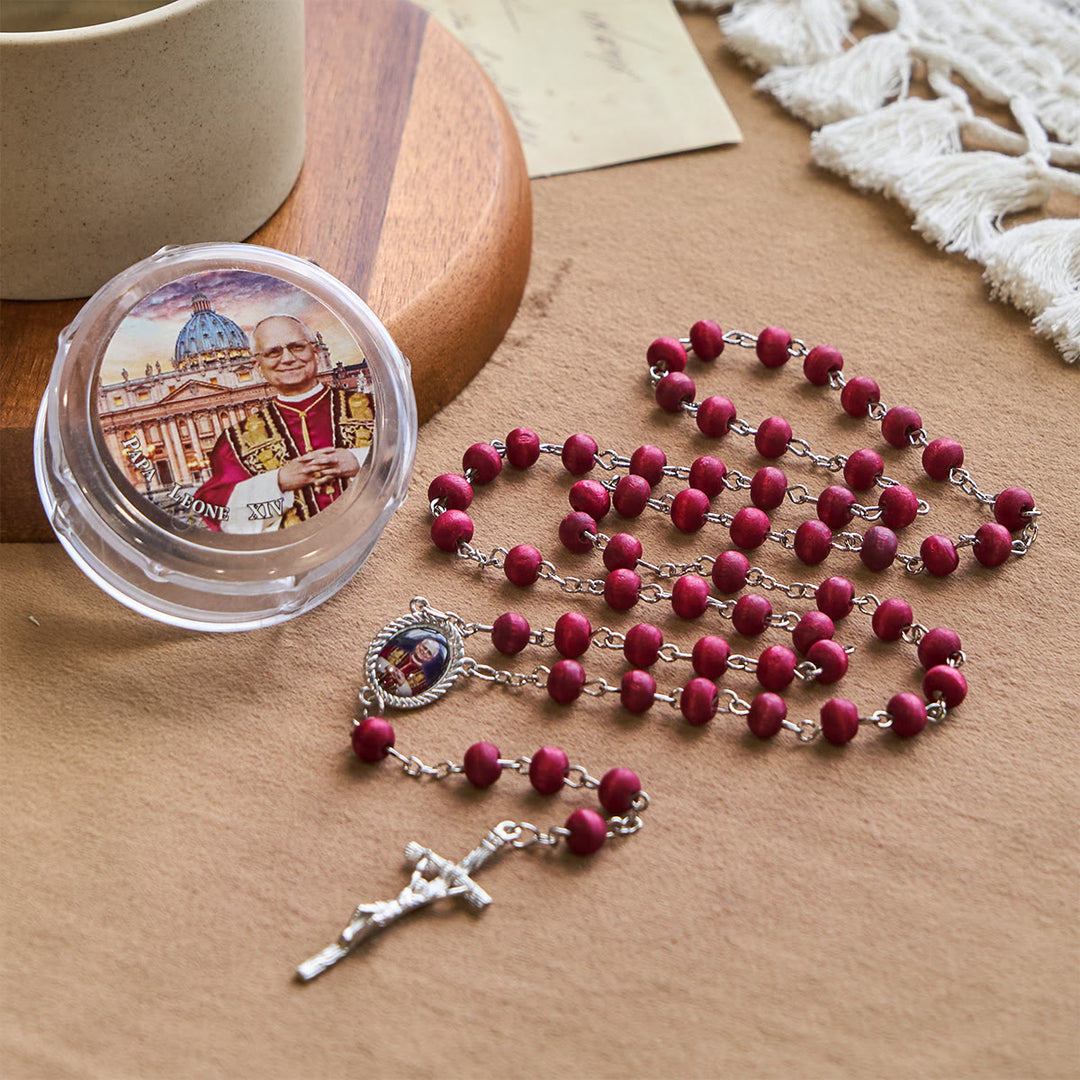 Christianartworkshop Rosenkranz aus roten Holzperlen zum Gedenken an Papst Leo XIV.: Ein spiritueller Schatz - image 4