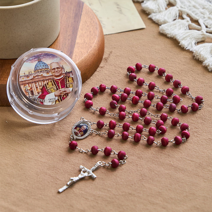 Christianartworkshop Rosenkranz aus roten Holzperlen zum Gedenken an Papst Leo XIV.: Ein spiritueller Schatz - image 4