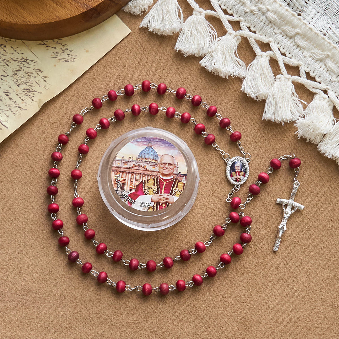 Christianartworkshop Rosenkranz aus roten Holzperlen zum Gedenken an Papst Leo XIV.: Ein spiritueller Schatz - image 18