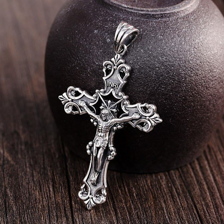 Rustikale Kruzifix-Halskette aus Bronze und Silber von Christianartworkshop (S925): Ein Zeugnis des Glaubens - image 2