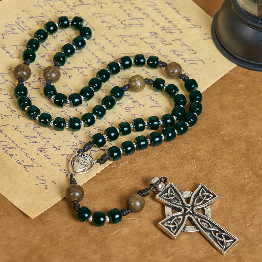 Christianartworkshop Rosenkranz aus mattgrünen Würfelperlen mit Heiligem Herzen Jesu und keltischem Kreuz - Dunkelgrün - image 1