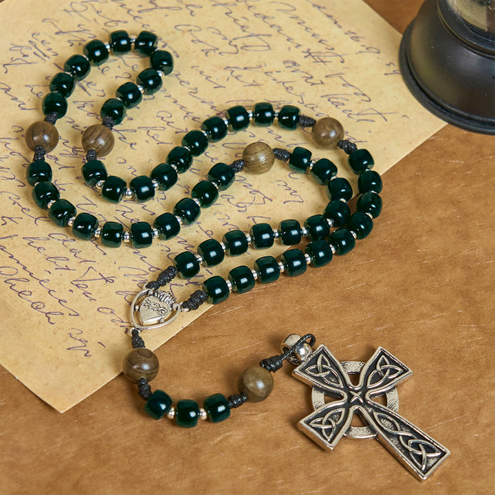 Christianartworkshop Rosenkranz aus mattgrünen Würfelperlen mit Heiligem Herzen Jesu und keltischem Kreuz - Dunkelgrün - image 1