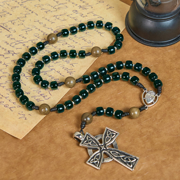 Christianartworkshop Rosenkranz aus mattgrünen Würfelperlen mit Heiligem Herzen Jesu und keltischem Kreuz - image 5
