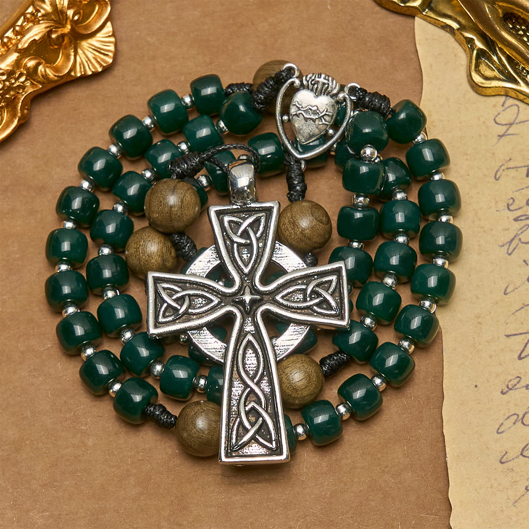 Christianartworkshop Rosenkranz aus mattgrünen Würfelperlen mit Heiligem Herzen Jesu und keltischem Kreuz - image 3
